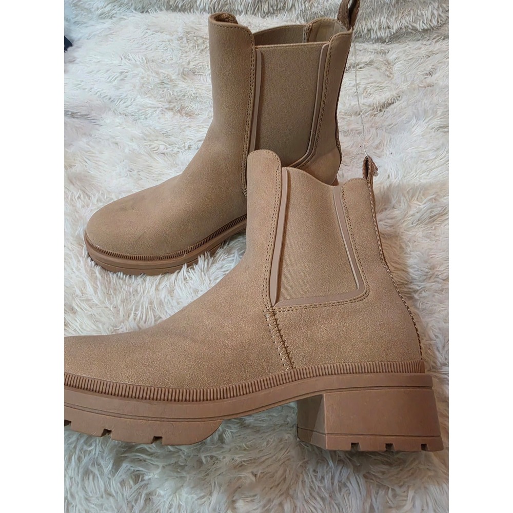 NWOB Rocket Dog Iggie Light Taupe Faux Suede Chelsea Lug Boots Women's Size 10